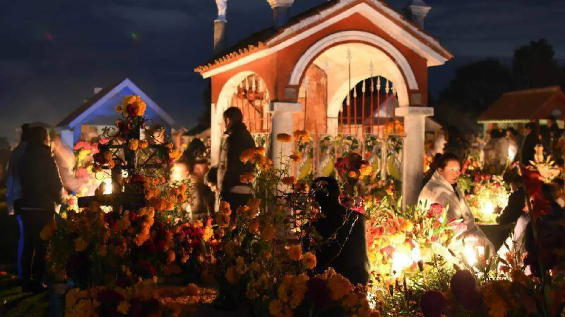 El pueblo llevará al panteón ofrendas de flores y luces en honor a sus seres queridos, el primero de noviembre archivo el sol de tlaxcala